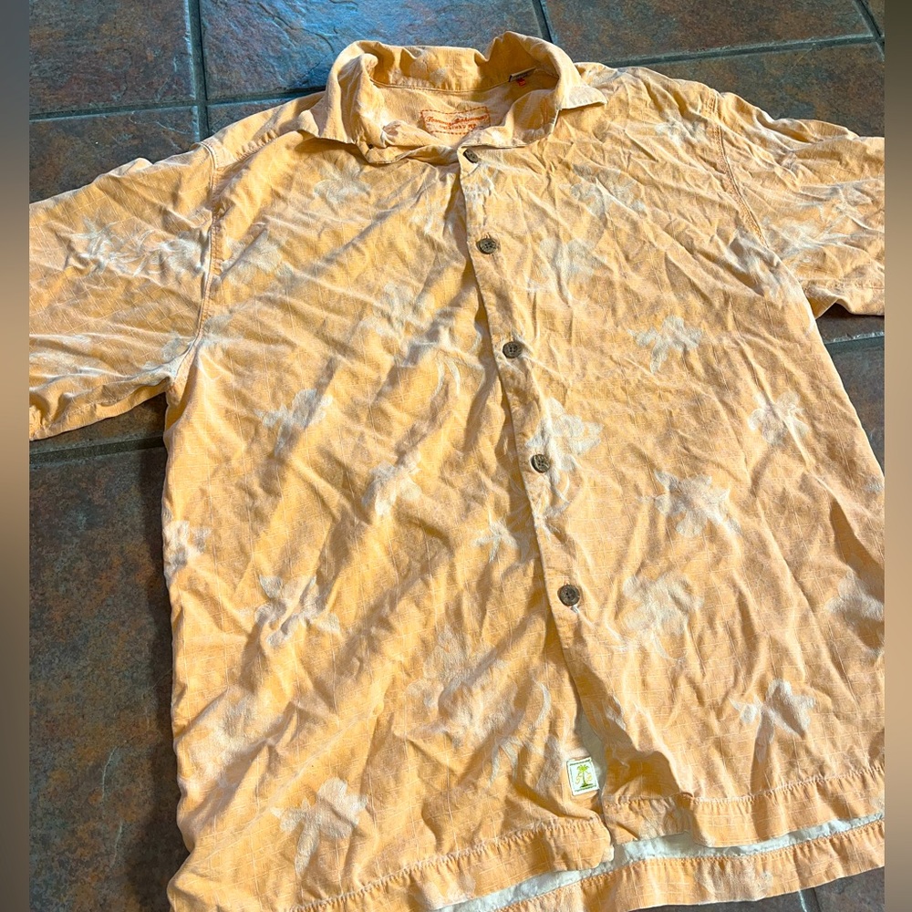 TOMMY BAHAMA Short Sleeve Button Down Light Orange Floral Hawaiian- Men’s Small